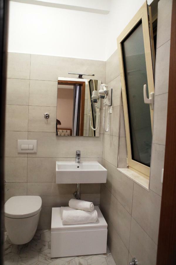 Hotel Pelikan Divjake Exteriör bild
