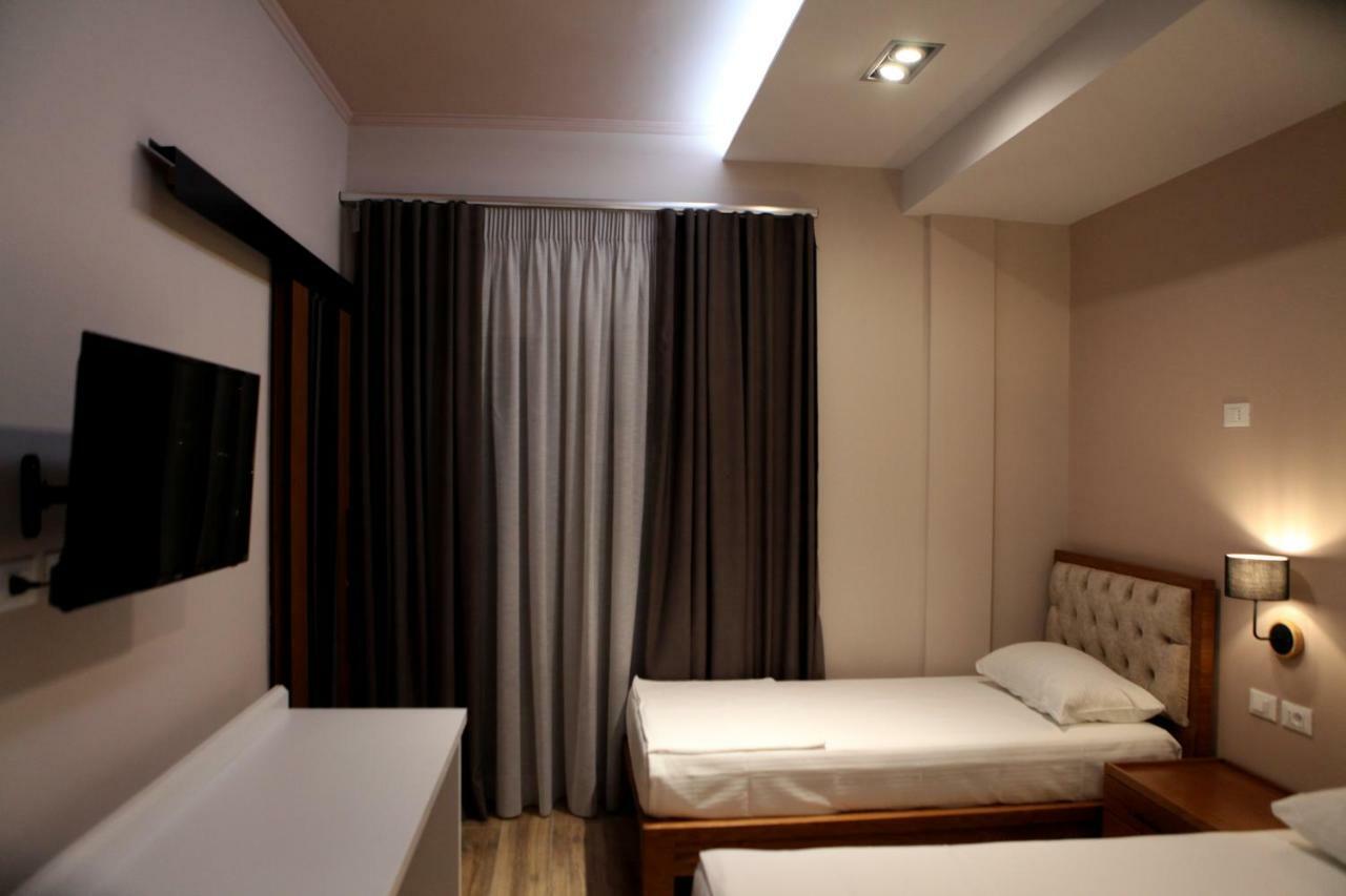 Hotel Pelikan Divjake Exteriör bild