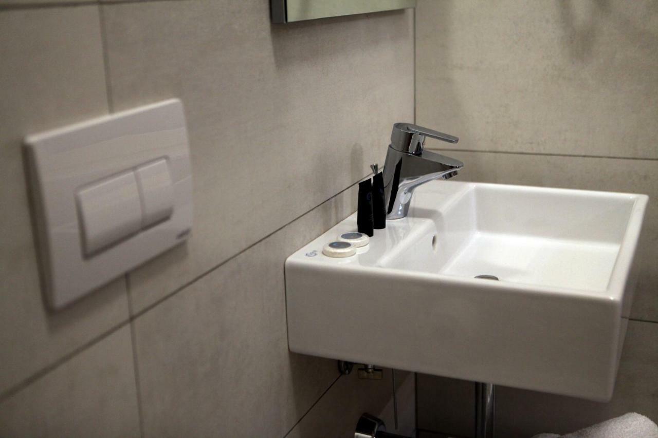 Hotel Pelikan Divjake Exteriör bild