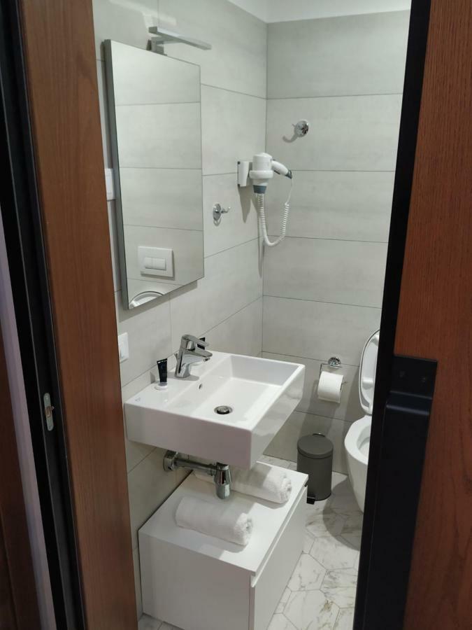 Hotel Pelikan Divjake Exteriör bild