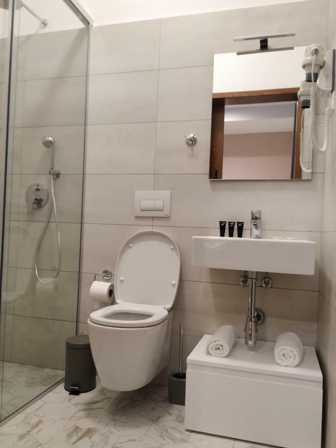 Hotel Pelikan Divjake Exteriör bild