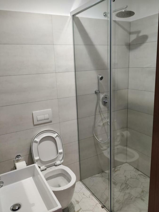 Hotel Pelikan Divjake Exteriör bild
