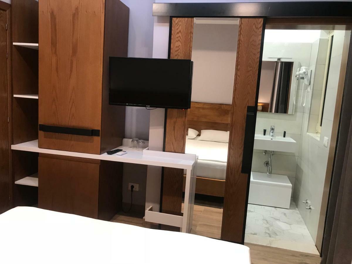Hotel Pelikan Divjake Exteriör bild